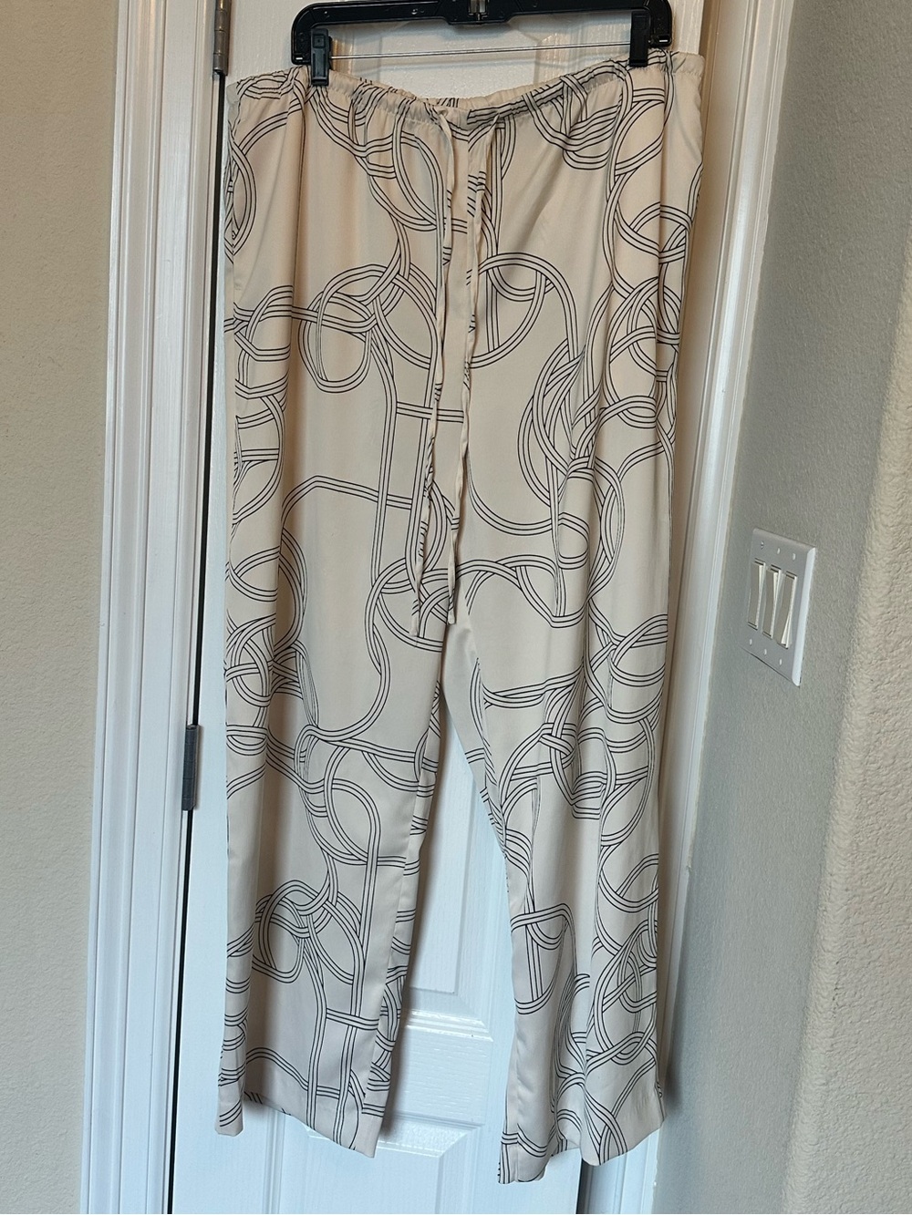 H&M Beige Wide-Leg Pants with Black Line Print